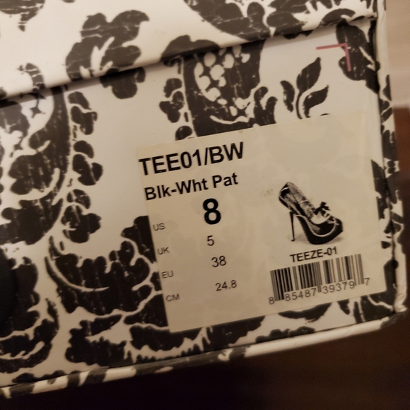 Pin-up Tuxedo Heels - Picture 5 of 7